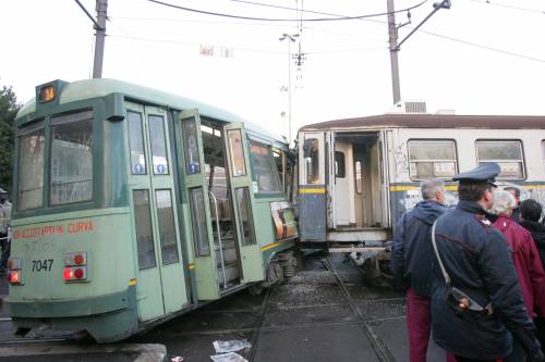Scontro tra un tram  
e un treno: 26 feriti lievi