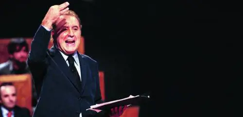 Santoro come Hamas Bombarda tutti e poi grida al martirio