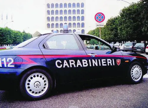 Difende lamico, due coltellate alla schiena