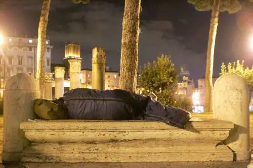 Così abbiamo salvato dal gelo 
la vita di Milos, l’invisibile