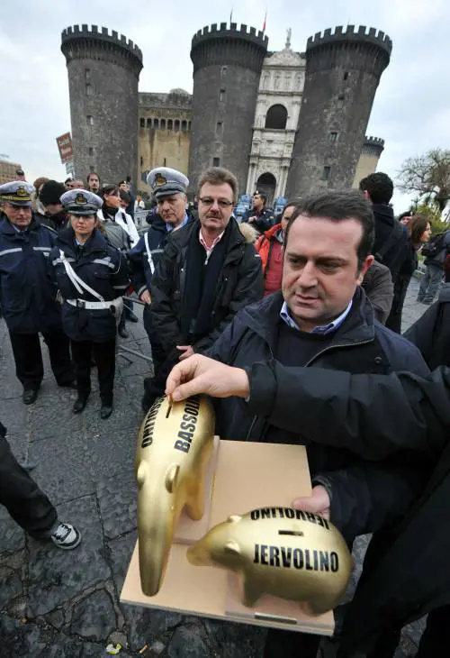 Comune Napoli: bagarre 
urla e tapiri per Iervolino