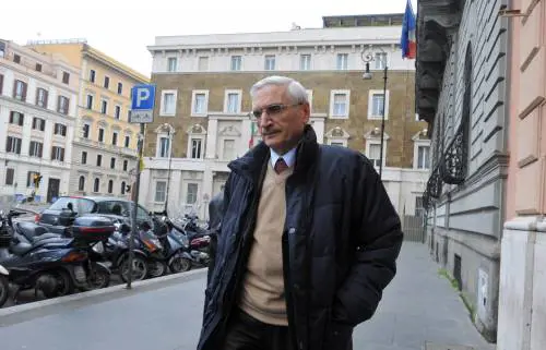 Il Csm sospende Apicella 
e trasferisce 4 magistrati