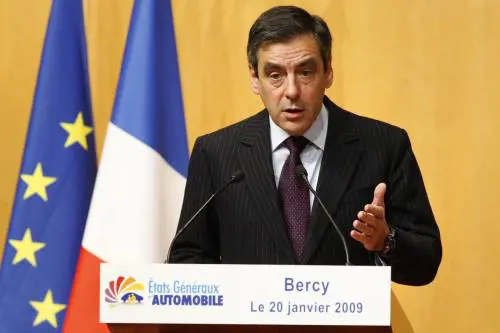 Auto, la Francia prepara aiuti per 5 o 6 miliardi