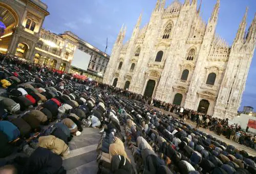 Islam, Maroni vieta le preghiere in piazza