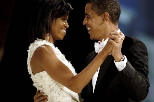 Obama pensa a Hillary e inciampa su Michelle