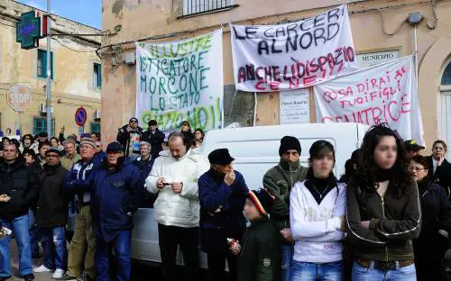 Immigrati, a Massa scontri con la polizia