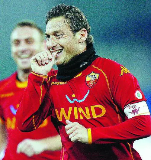 Una brutta Roma vince ancora, Lazio travolta anche dalla Samp