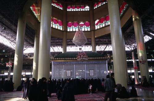 Teheran, un picnic  
sulla tomba di Khomeini