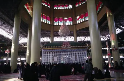 Teheran, un picnic  
sulla tomba di Khomeini