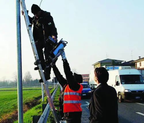 Semafori col trucco sequestrati in dieci Comuni dell’hinterland