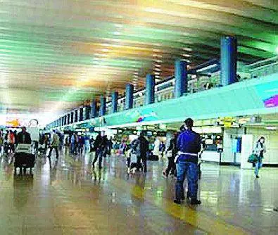 Fiumicino Alleggerivano i bagagli prima di imbarcarli: arrestati in due