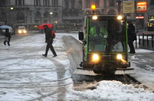 Torna la neve, disagi e traffico in tilt sulle strade dell'hinterland