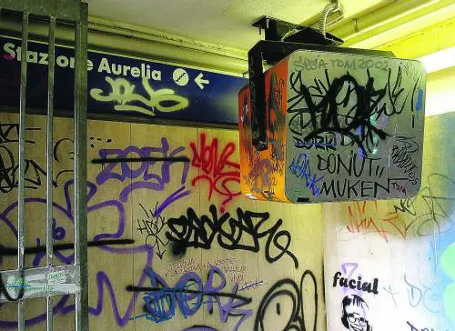 Vandali sui treni, linea dura delle Ferrovie