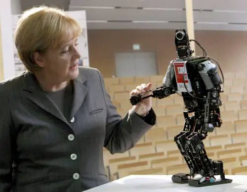 Lefebvriani, la Merkel  
attacca Benedetto XVI:  
"Il Vaticano chiarisca"