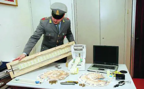 I tre uomini doro della contraffazione di marche da bollo