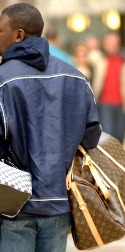Cresce l’esercito di vu’ cumprà che assediano strade e portoni