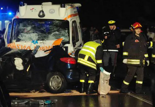 Ambulanza contro auto: 
morti quattro giovani 
in uno scontro frontale