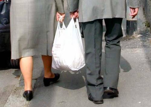 Costretti a vivere senza strada e a salire quattrocento gradini
