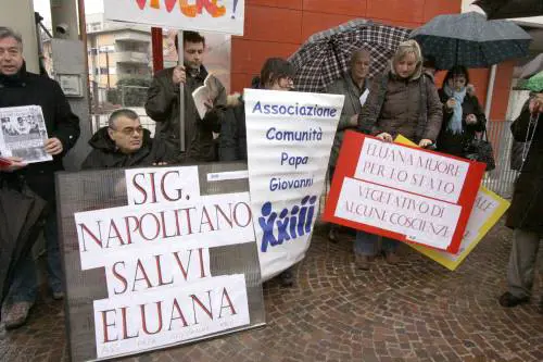 Eluana è in agonia senz'acqua e cibo 
E ora nessuno vuol vedere che soffre 
I Nas: clinica, anomalie amministrative