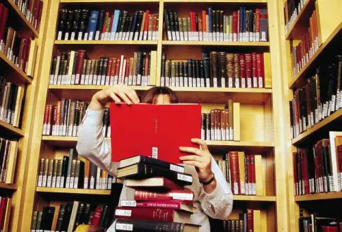 Topo di biblioteca? No, Diabolik 
E ruba cinquemila volumi rari