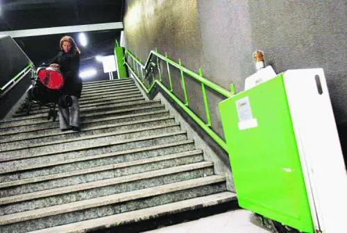 Io, mamma col passeggino in metrò 
un’odissea tra scale e ascensori rotti