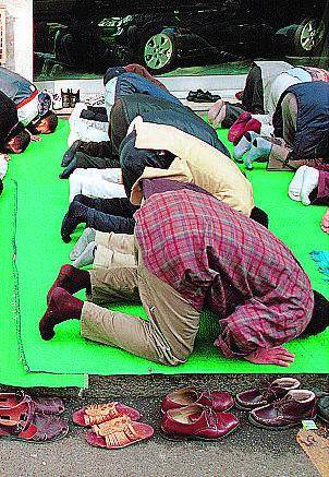 Moschea, gli islamici occupano il «Municipio»