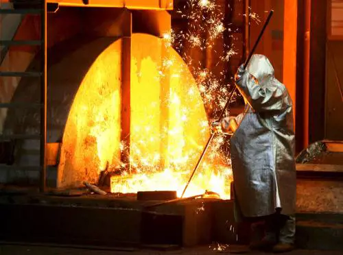 Crolla la produzione industriale: a dicembre -4,3%