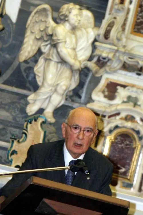 Duro scontro al Senato 
Napolitano: "Serve 
una riflessione comune"