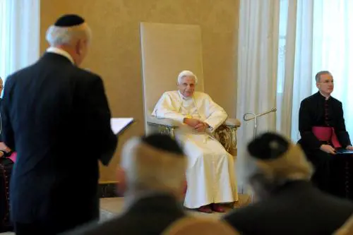 Il Papa: "È inaccettabile negare la Shoah"