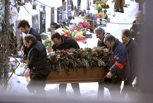 Eluana è "una stella alpina". L'addio nella chiesetta senza mamma e papà