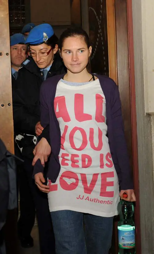 Perugia: Amanda sfoggia 
maglia con frase Beatles: 
"All you need is love"