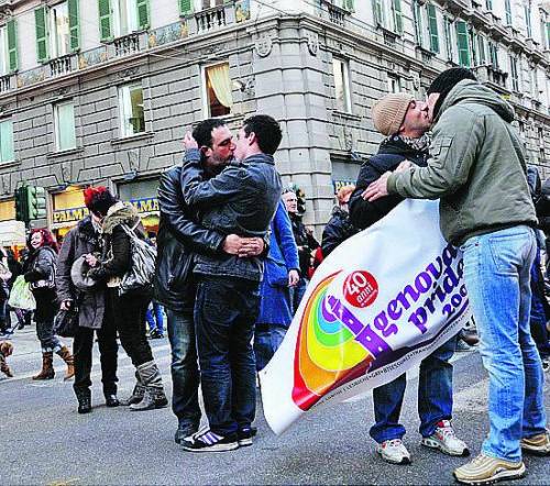 Prove di Gay Pride ai semafori per provocare Bagnasco