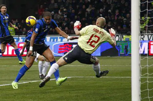 Moratti: "Gol di mano? Vincevamo ugualmente" 
E Adriano rischia due giornate con la prova tv