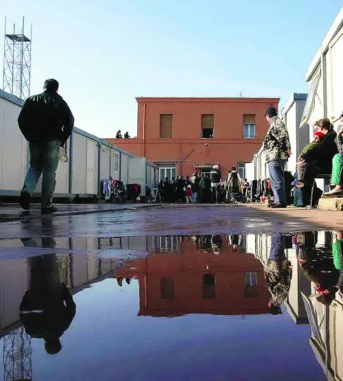 Campi rom, si volta pagina: pronto il nuovo regolamento Numero chiuso e sosta vietata a chi ha già commesso reati I nomadi dovranno pagare anche i consumi delle utenze