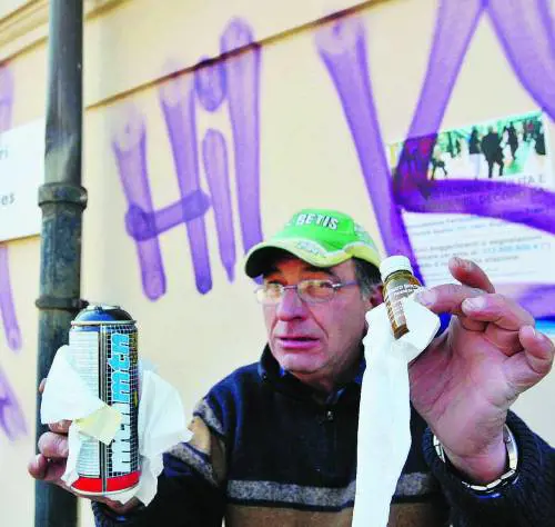 I vandali imbrattano ogni notte  la stazione appena ripulita