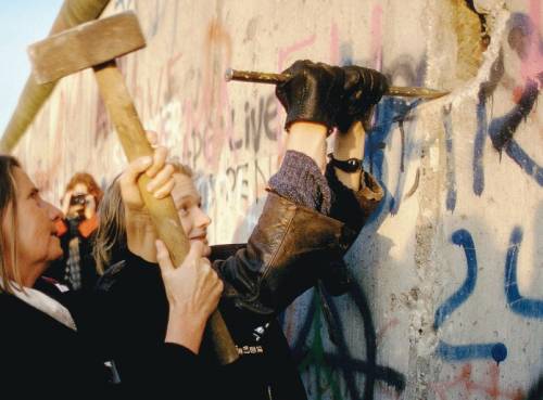 I suoi secondi 50 anni:
tra crescita globale
e terrorismo islamico
