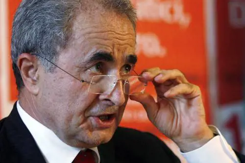 Pd nel caos, Parisi si candida per la segreteria 
Provocazione: il leader? Il laico antifascista Fini