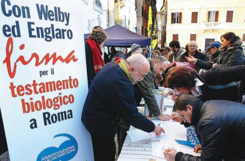 Testamento biologico, sit-in di girotondini e radicali e Di Pietro assicura il referendum