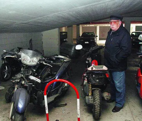 «Nei nostri box il racket di auto e moto rubate» Nei parcheggi delle case comunali di via Arsia, i posti per gli inquilini vengono usati come «officine clandestine» La protesta dei residenti: «Costretti a lasciare le nostre macchine sulla strada per 