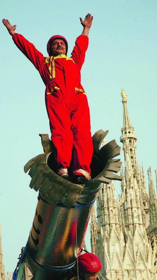 Pioggia di coriandoli sotto il sole Sfilano i carri del Carnevale futurista In testa al corteo le maschere di Meneghino e Cecca con gli sbandieratori A seguire 600 ragazzi degli oratori milanesi e a chiudere gli artisti francesi