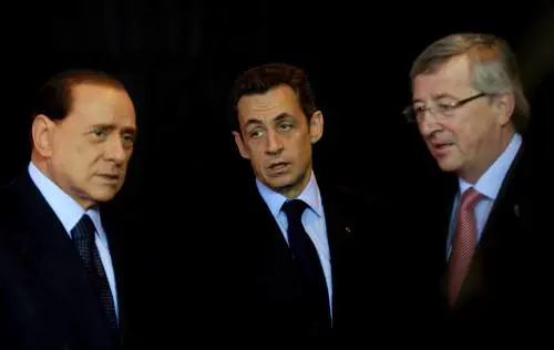 Sarkozy: "Intesa sugli asset tossici" 
Berlusconi: assegno di disoccupazione 
non sostenibile, costa 1,5 punti di Pil