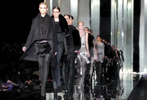 Moda: borchie e nero 
E' l'austerità di Cavalli