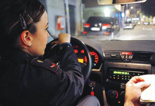 Squadra anti stupro in azione: una notte a caccia con la polizia