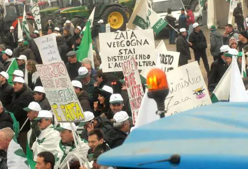 Quote latte: torna la protesta, ma è polemica