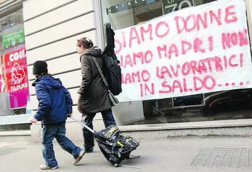 E le commesse licenziate occupano la Benetton