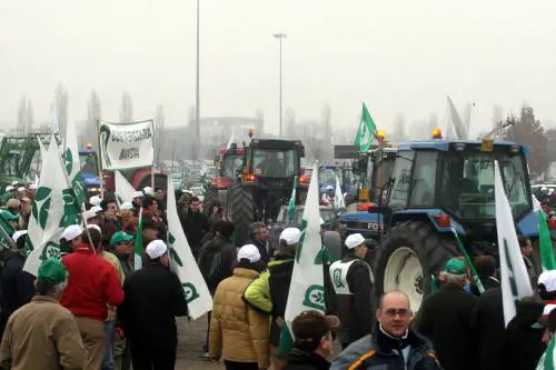 In trattore verso Arcore, ma sono poche centinaia