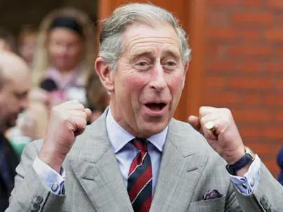 Esquire: Carlo principe di eleganza 
bocciata la chioma fluo di Johnson