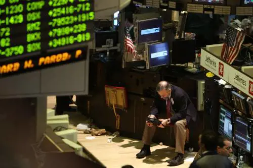 Borse Ue a picco: bruciati 144 miliardi 
Bce taglia i tassi a 1,5%: minimo storico