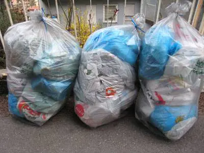 E il radical chi scivola 
sul sacco dell'umido