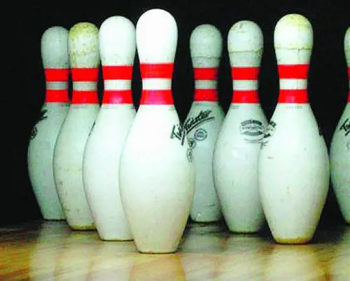 Bowling E cè anche unaquila che abbatte birilli